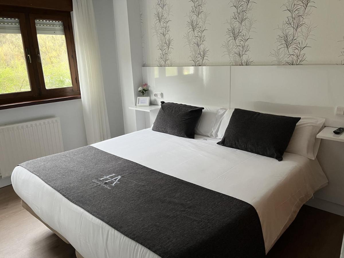 Hotel Avelina Onís Екстериор снимка