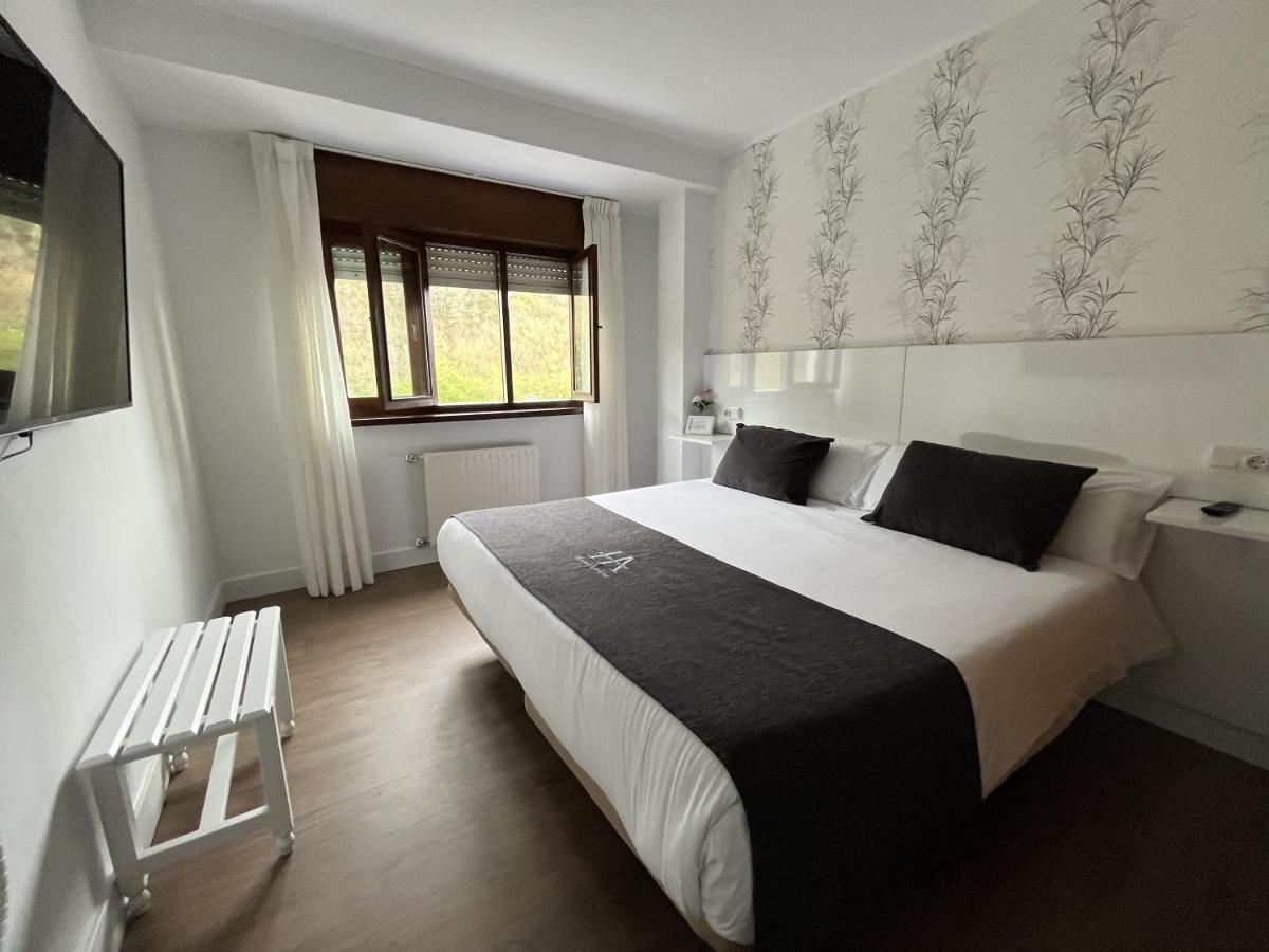 Hotel Avelina Onís Екстериор снимка