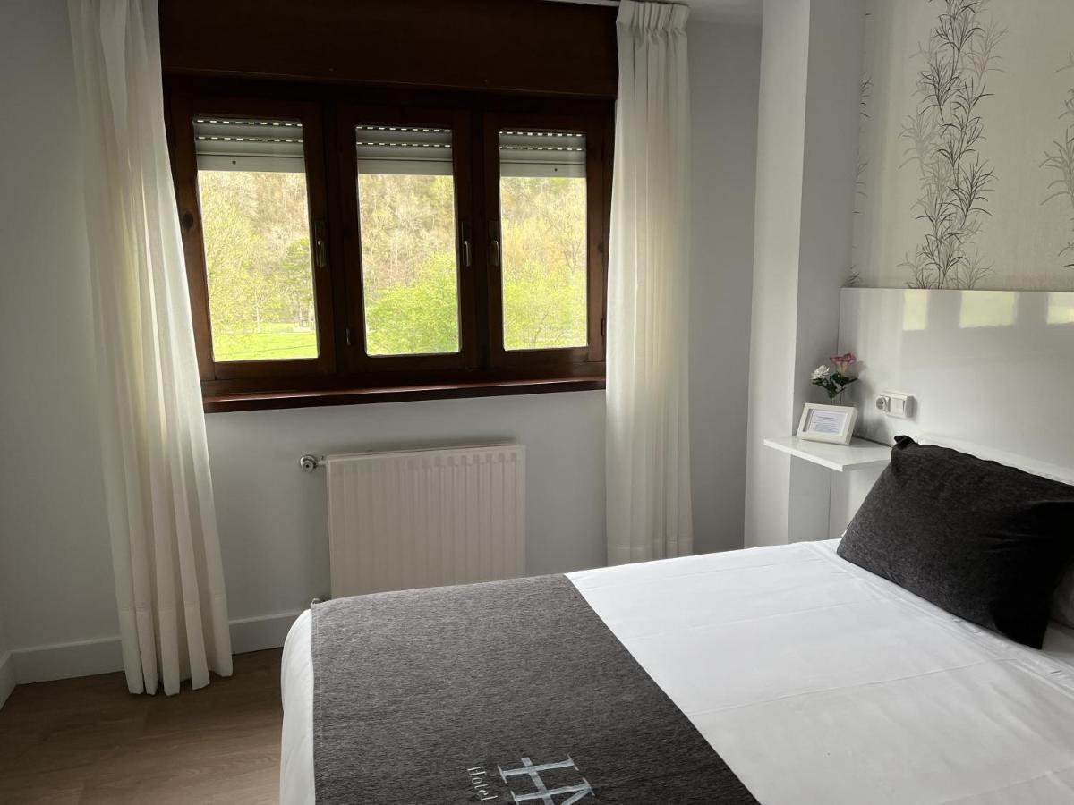 Hotel Avelina Onís Екстериор снимка