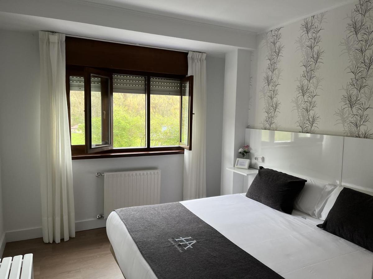 Hotel Avelina Onís Екстериор снимка