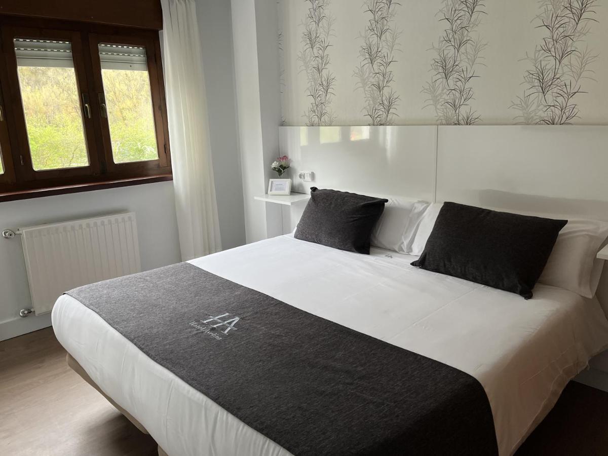 Hotel Avelina Onís Екстериор снимка