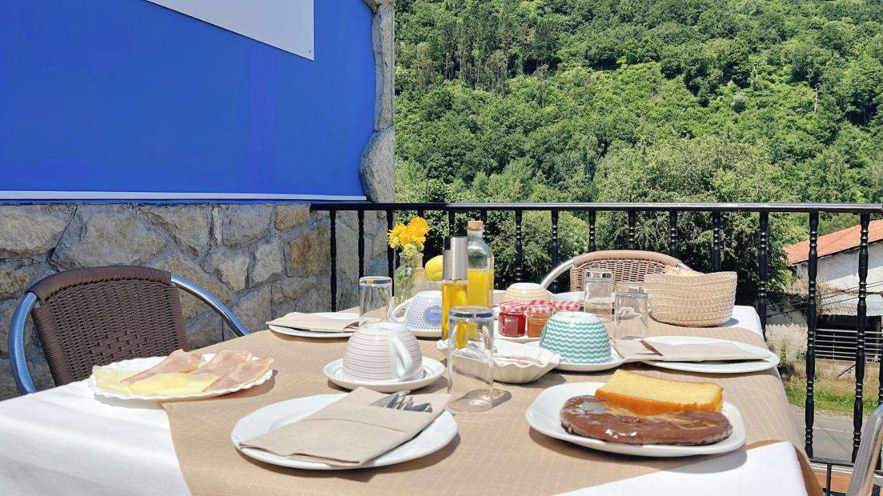 Hotel Avelina Onís Екстериор снимка