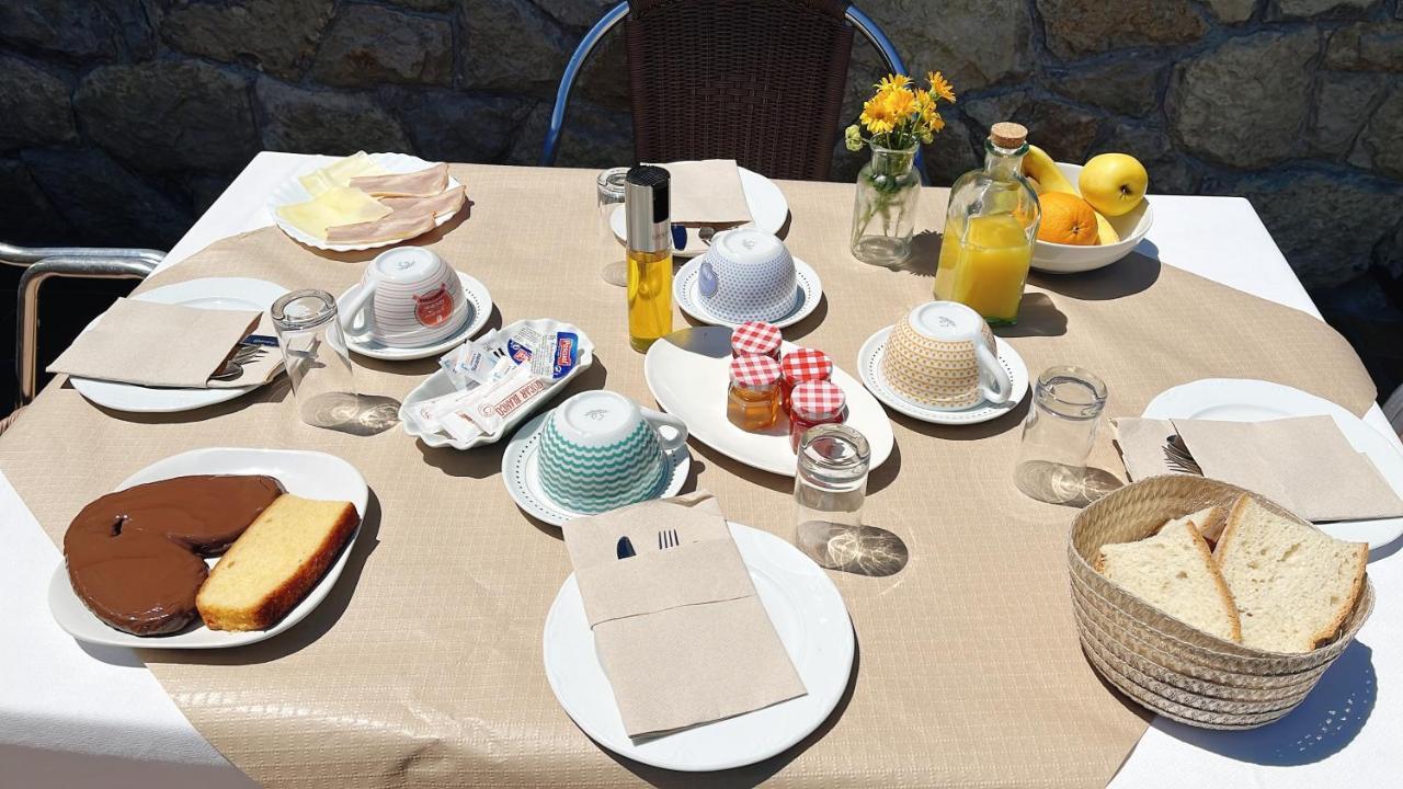 Hotel Avelina Onís Екстериор снимка